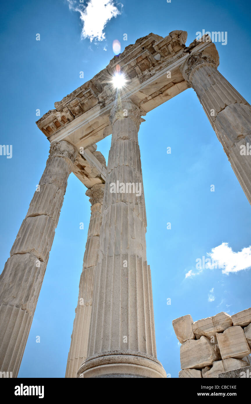 Spalten, Sonne, alte, blauer Himmel, blau, Himmel, Wolken, Türkei, Pergammon, Sommer Stockfoto