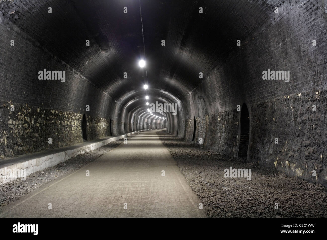 Grabsteintunnel der stillgelegte Eisenbahntunnel Derbyshire England UK wurde als Teil des Monsal Trail Fußweg-Rads eröffnet Stockfoto