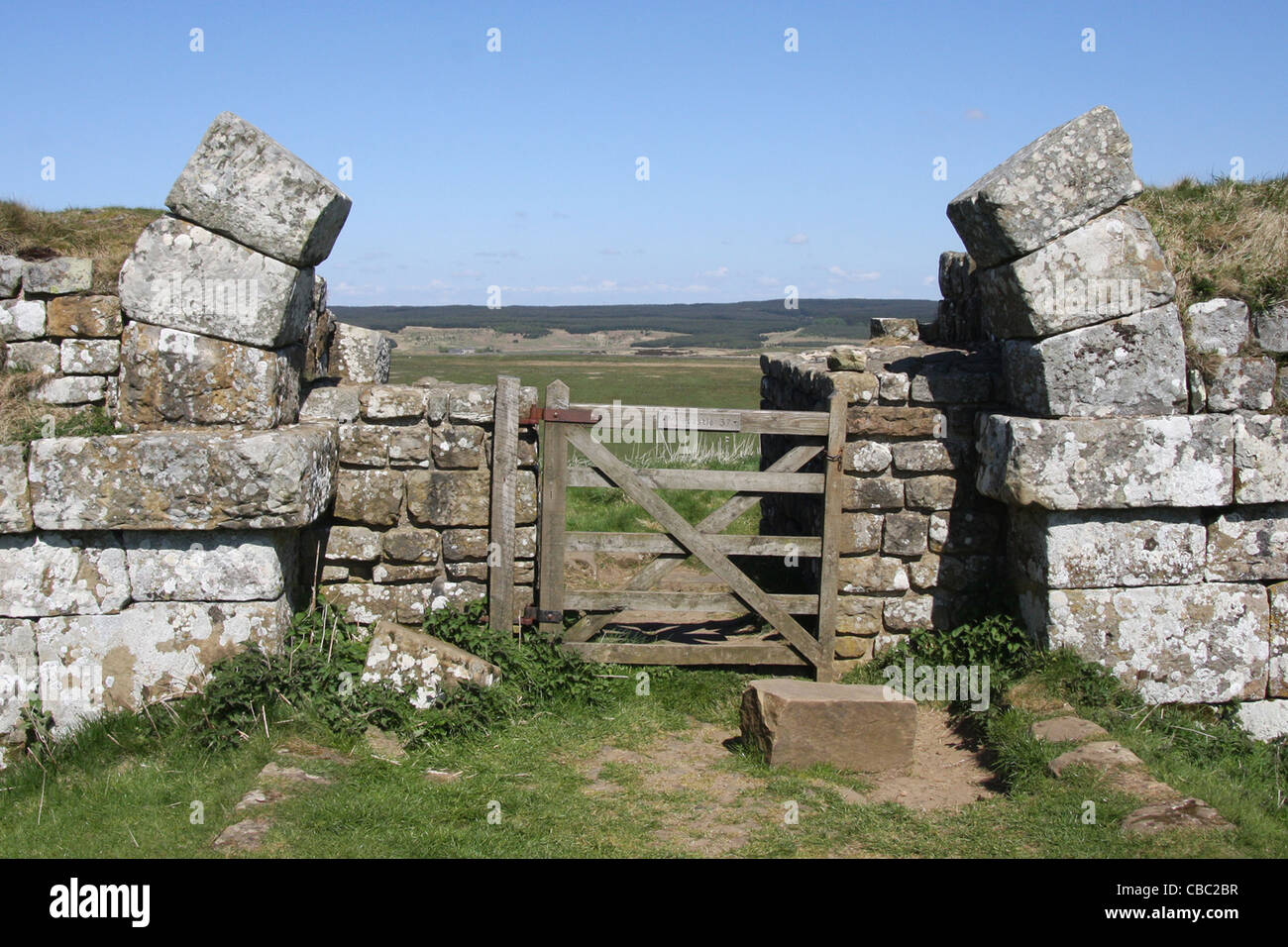 Diese Milecastle Torpfosten wurden einheimische Hadrianswall zu verschiedenen Zeitpunkten für Handelszwecke passieren zu lassen. Stockfoto