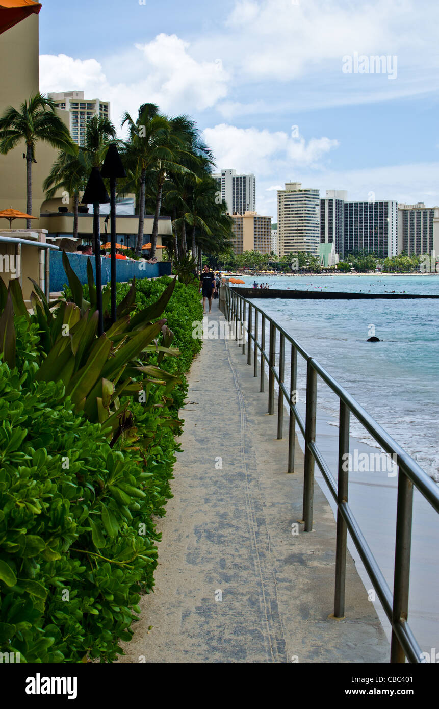 Insel-Gehweg zwischen Hotels am Waikiki Beach in Hawaii Stockfoto