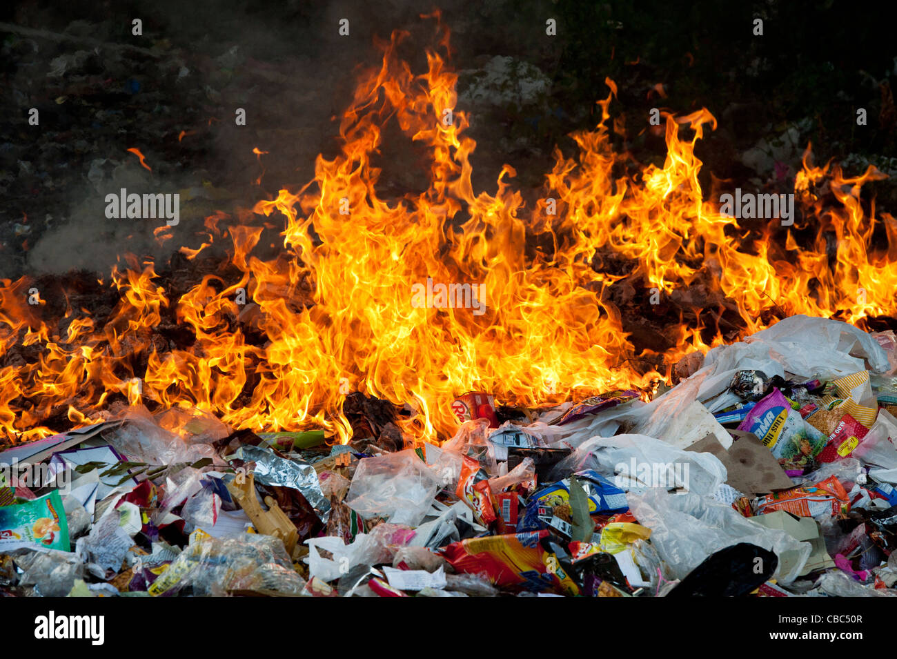 Verbrennung von Hausmüll in der indischen Landschaft Stockfoto