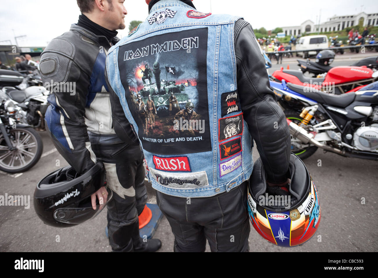 England, London, Reunion Tag im Ace Cafe, Biker-Lederjacke Stockfoto