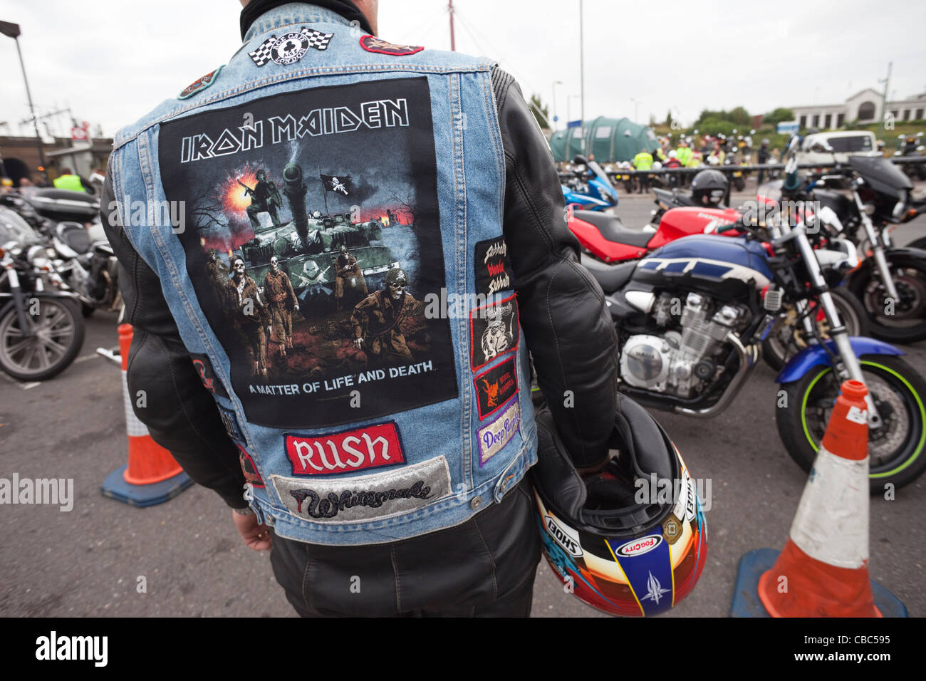 England, London, Reunion Tag im Ace Cafe, Biker-Lederjacke Stockfoto