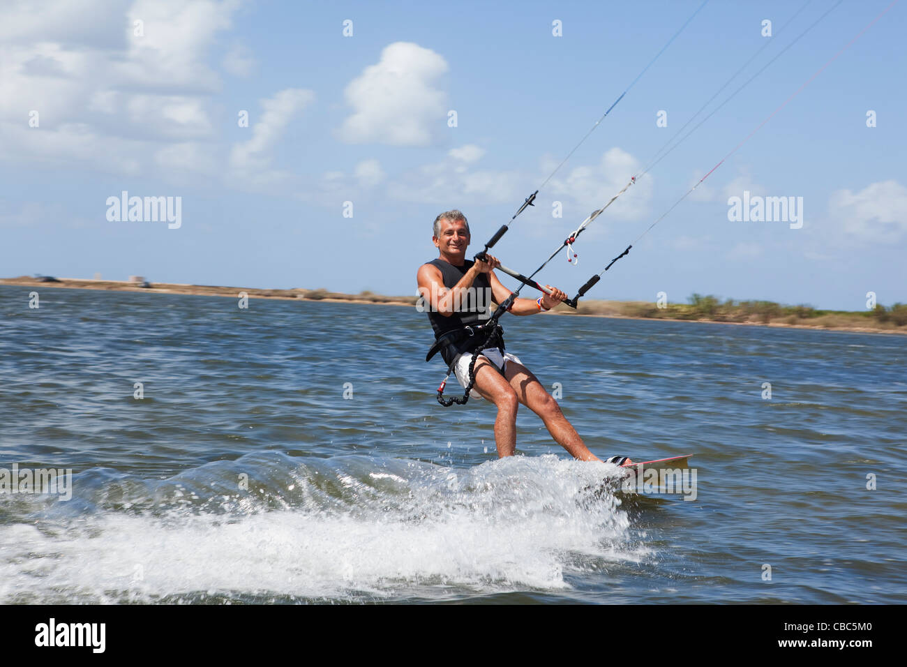 Älterer Mann-Windsurfen auf See Stockfoto