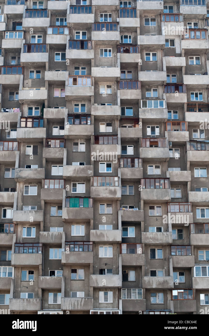 hässliche Bienenstock wie resident Block Gebäude mit vielen Fenstern und Balkonen Stockfoto