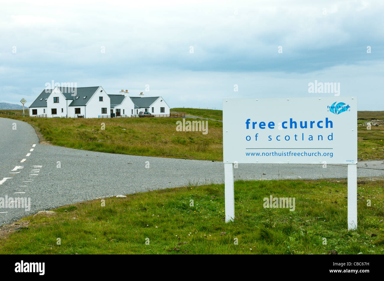 Das ehemalige Gasthaus Carinish (im Hintergrund) auf North Uist ist jetzt eine Kirche der Free Church of Scotland (die "Wee Free"). Stockfoto