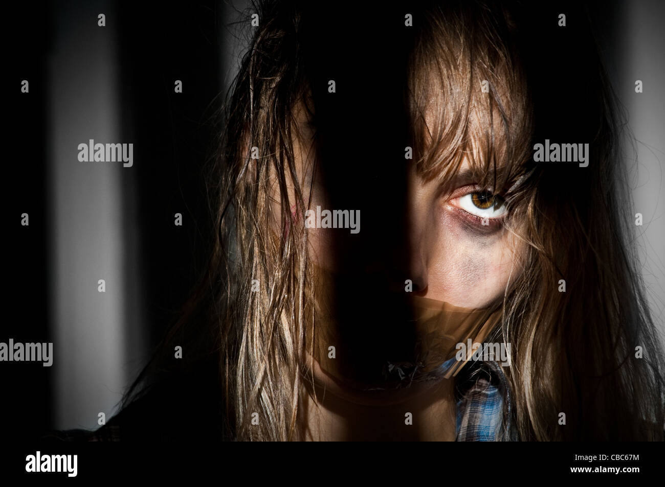 junge-frau-die-als-geisel-mit-ihrem-mund-geknebelt-stockfotografie-alamy