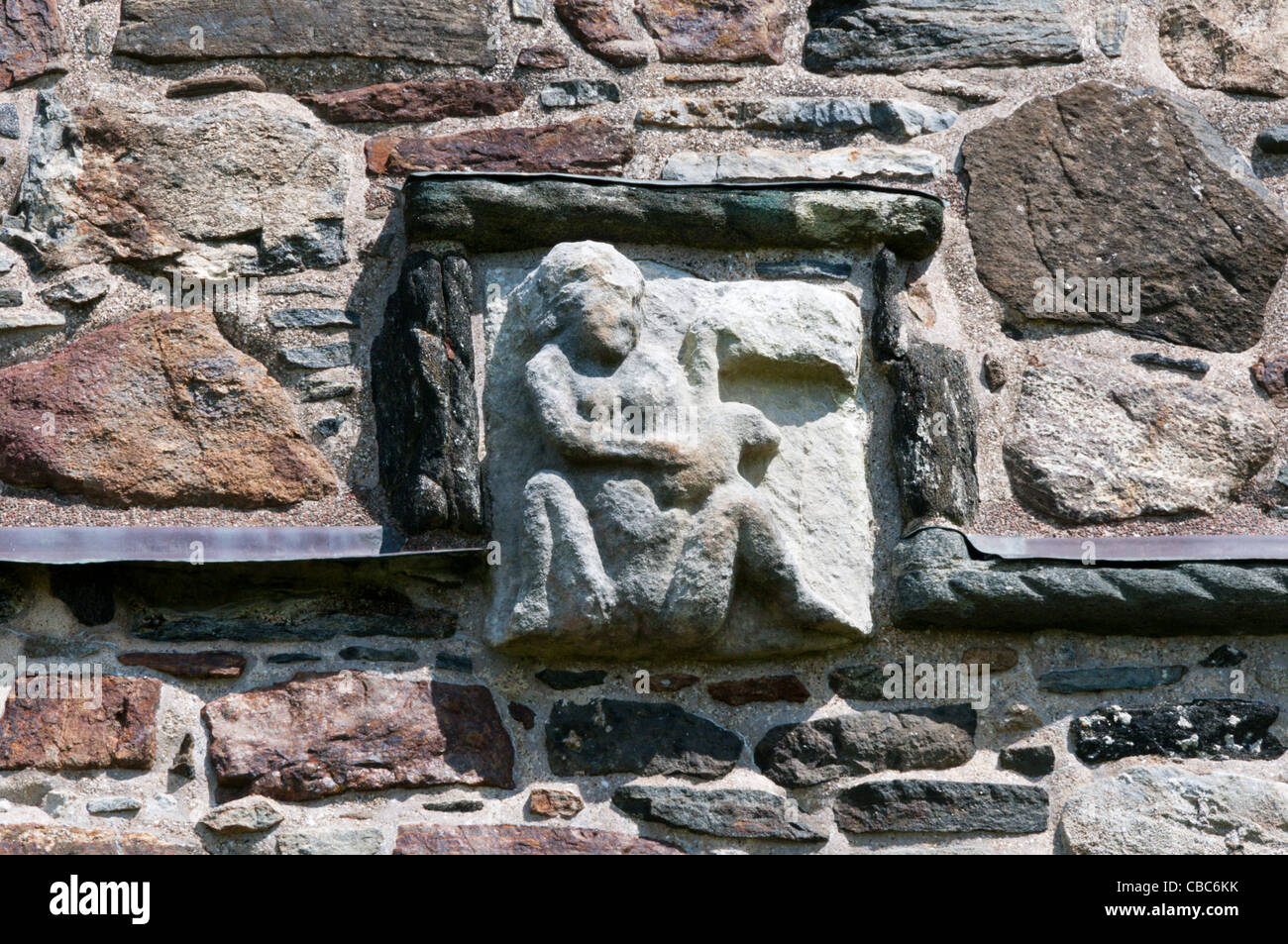 Ein Sheela-Na-Gig auf dem Turm von St Clement Kirche, Rodel, South Harris in den äußeren Hebriden, Schottland schnitzen. Stockfoto