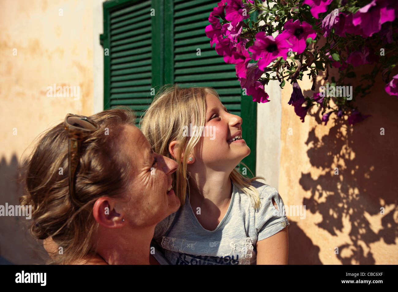 Mutter und Tochter Blumen zu bewundern Stockfoto