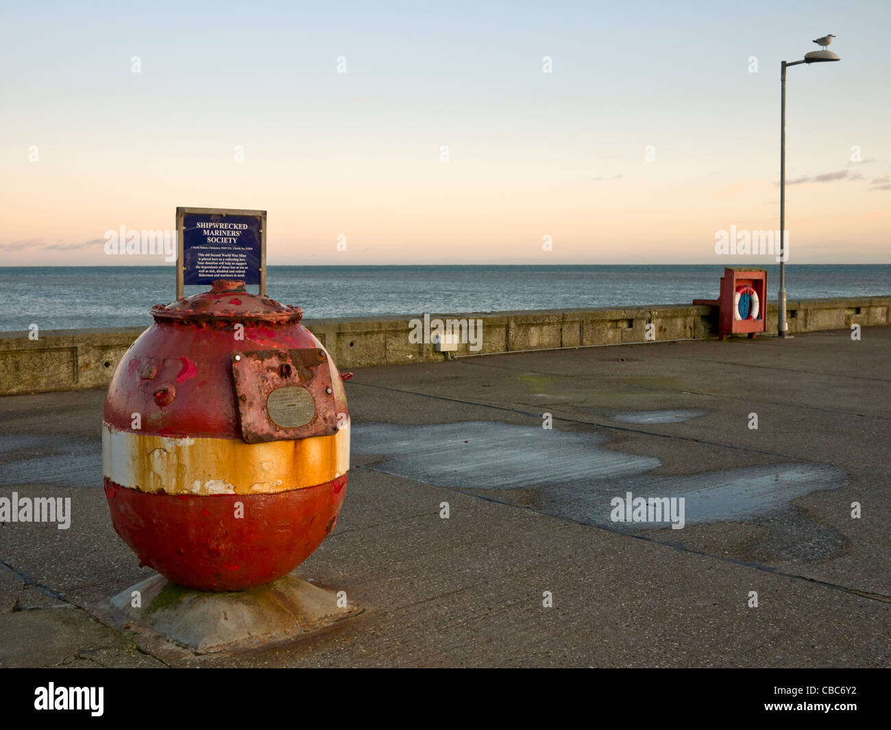 Naval Mine Nächstenliebe Sammelbox auf Bridlington Hafen Kai, East Yorkshire, England Stockfoto