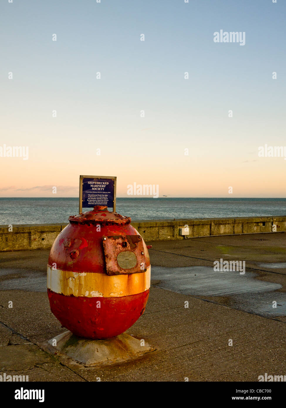 Naval Mine Nächstenliebe Sammelbox auf Bridlington Hafen Kai, East Yorkshire, England Stockfoto