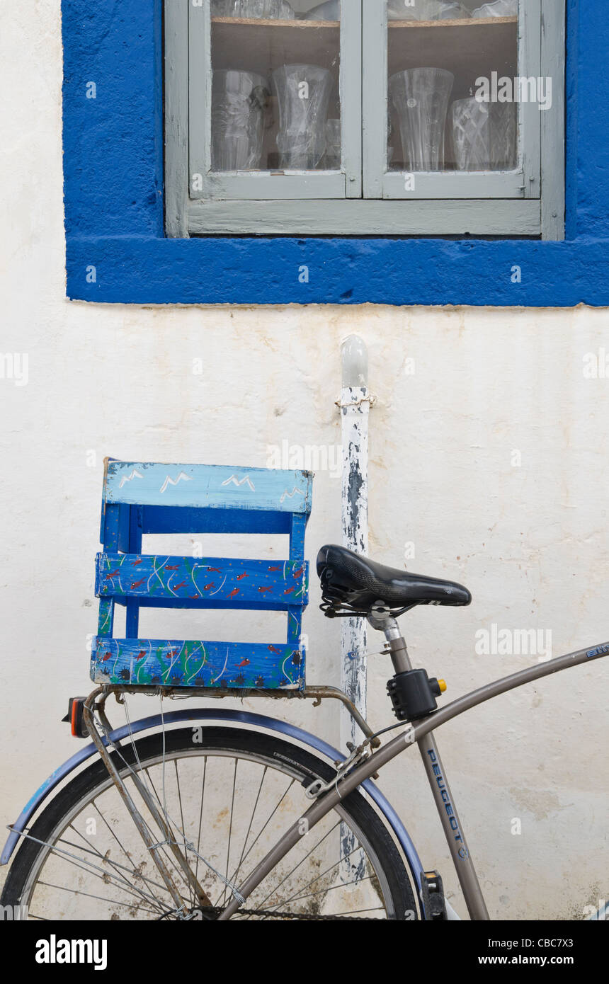Fahrrad lehnt an einer Wand in Patmos, Griechenland Stockfoto