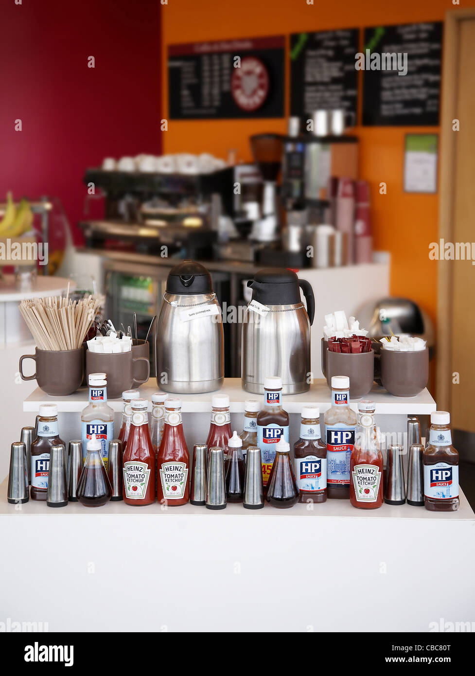 Anzeige von verschiedenen Gewürzen in einem Café in England, Uk. Stockfoto