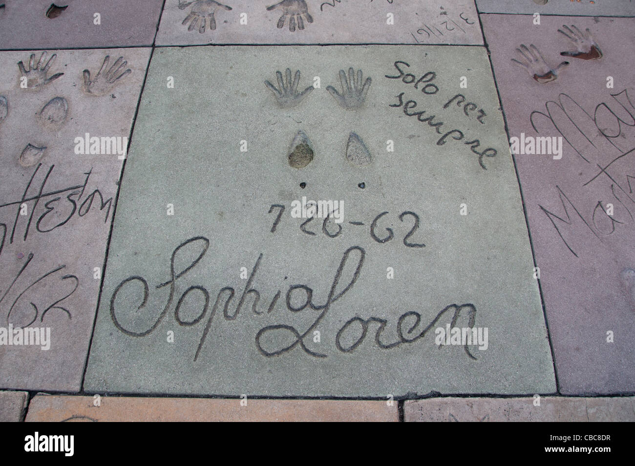 Sophia Loren Hand Fuß Drucke Pflasterung Chinese Theater in Hollywood Boulevard in Los Angeles Stockfoto