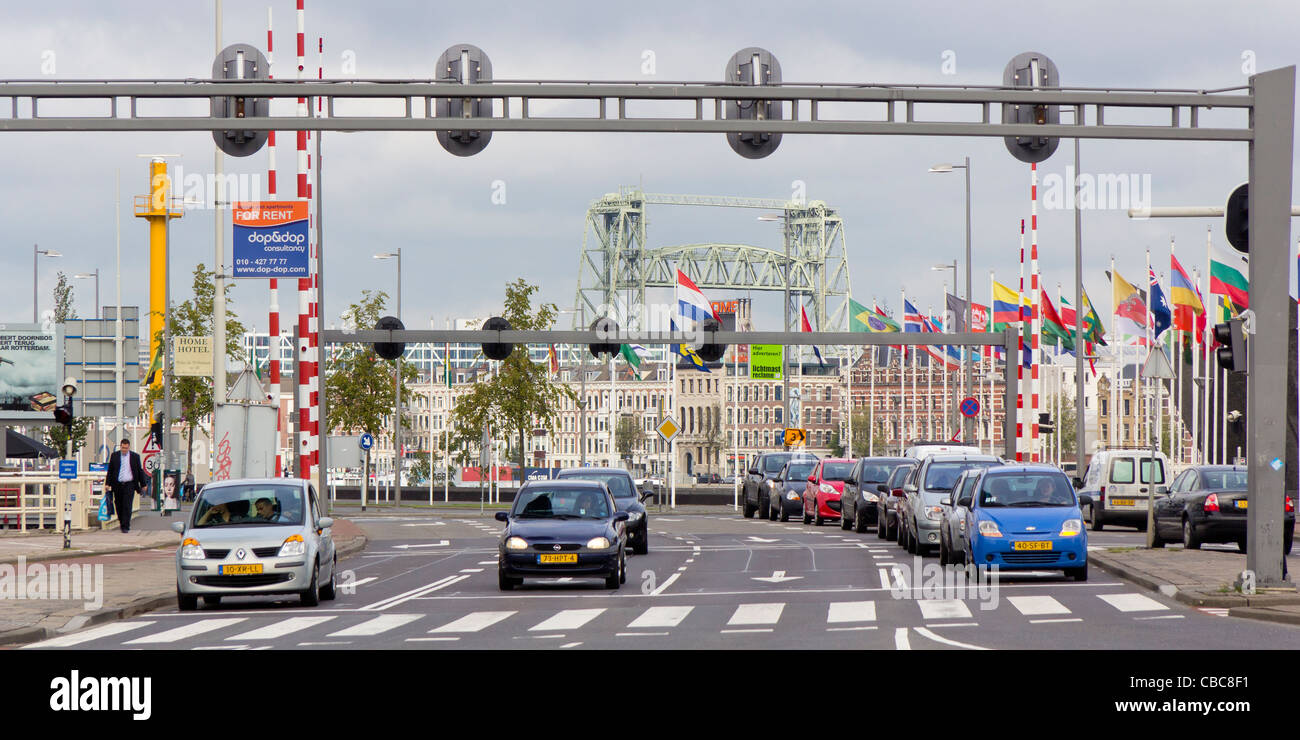 Kreuzung im Stadtzentrum von Rotterdam auf Schiedamse Dijk Rotterdam, Niederlande Stockfoto