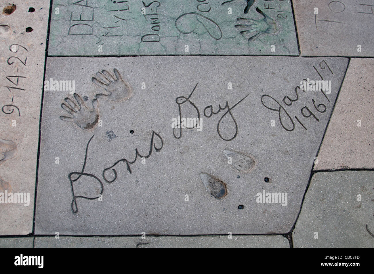 Doris Tag Hand Fuß Drucke Pflasterung Chinese Theater in Hollywood Boulevard in Los Angeles Stockfoto