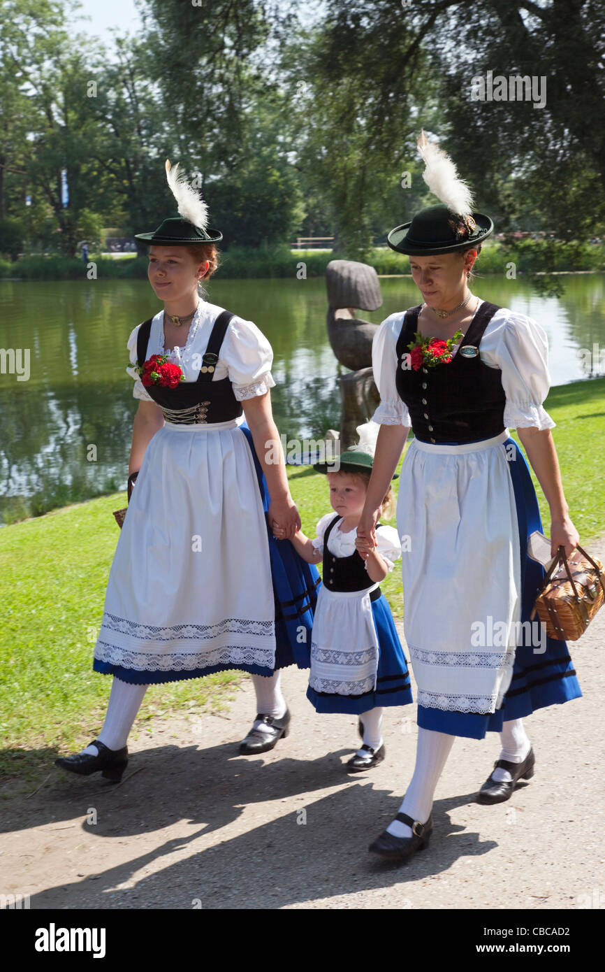 Frauen tragen bayerische tracht -Fotos und -Bildmaterial in hoher Auflösung  – Alamy