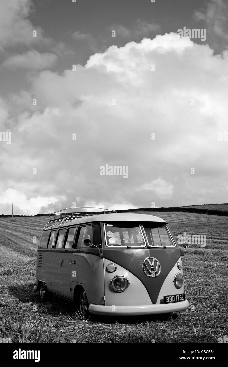 Einen abgesenkten 1966 Split Screen VW Campervan, genommen in einem Maisfeld in Cornwall an einem sonnigen Tag.  In Schwarzweiß konvertiert Stockfoto