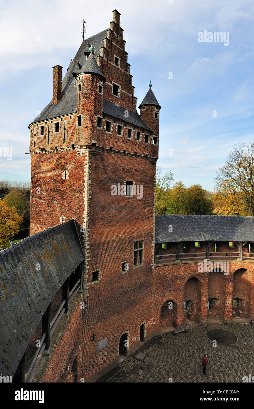 Turm, Gänge und inneren Hof der mittelalterlichen Burg Beersel, Belgien Stockfoto