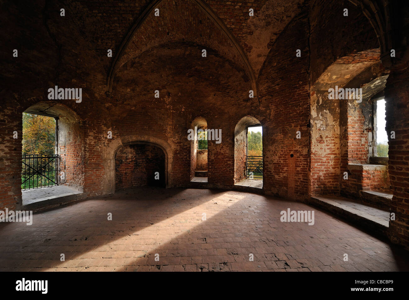 Zimmer mit Kamin und Stein Fensterplatz in Aussparung im mittelalterlichen Schloss Beersel, Belgien Stockfoto