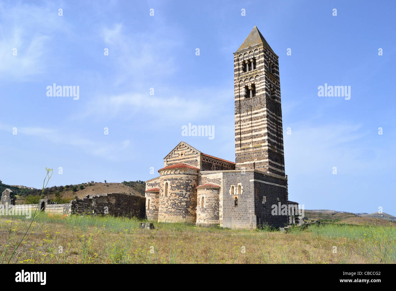 Kirche von Saccargia bei bewölktem Himmel Stockfoto