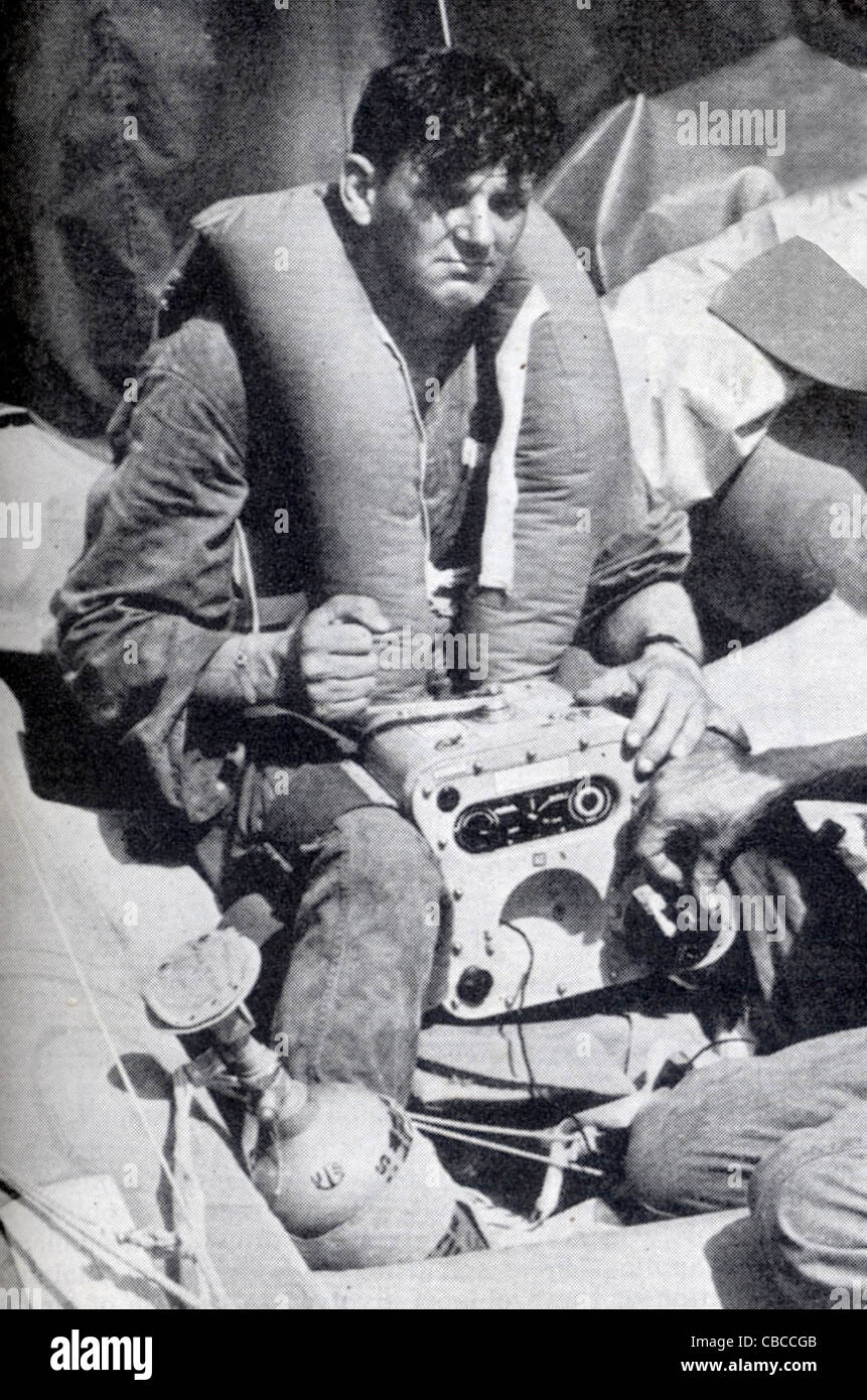 Ein USAAF Flieger in einer Rettungsinsel verwendet einen Gibson Girl Sender auf Warnung Suche Flugzeuge zu seiner position Stockfoto