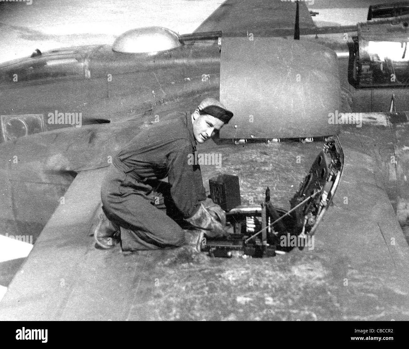 Ein Waffenmeister lädt Munition in die Kanonen von einem NORTHROP P-61 schwarze Witwe Stockfoto
