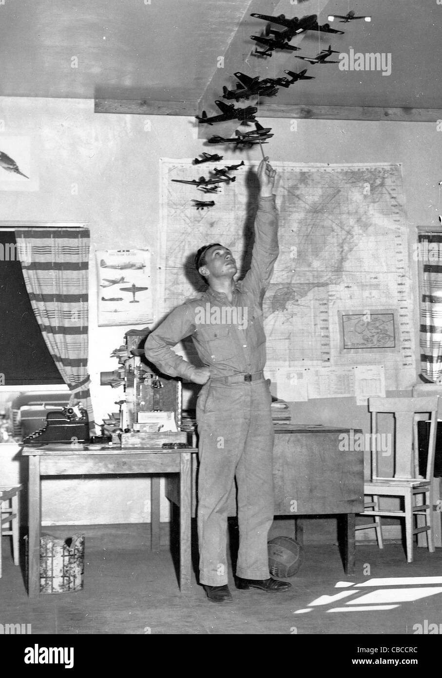 Instruktor verweisen auf feindliche und alliierten Flugzeugen Arten während der Ausbildung der Besatzungen. USAAF WW11. Stockfoto
