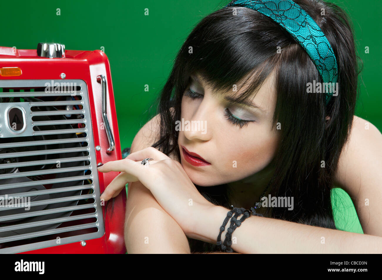 Junge Frau mit Elektro-Heizung Stockfoto