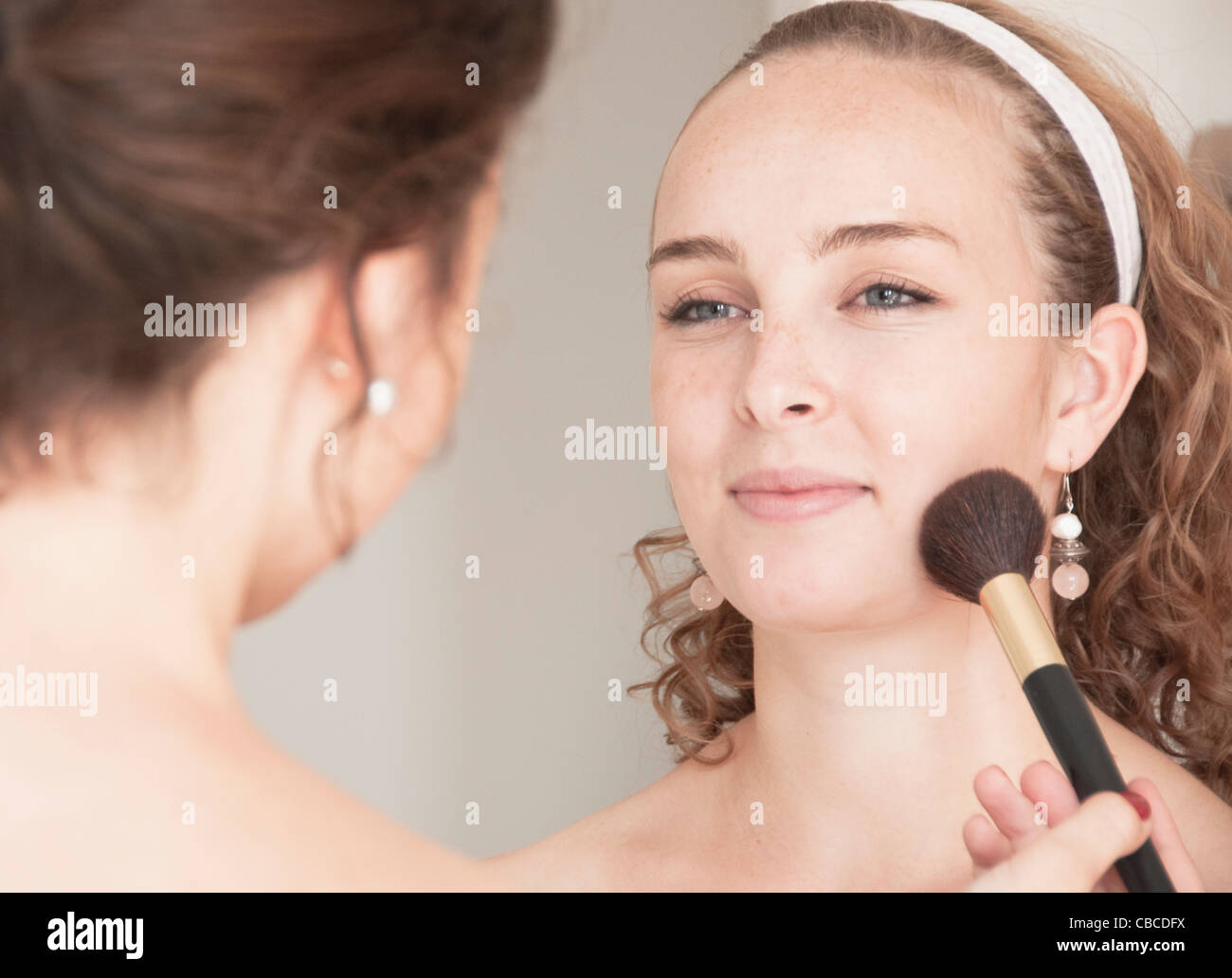 Teenager-Mädchen haben ihr Make-up gemacht Stockfoto