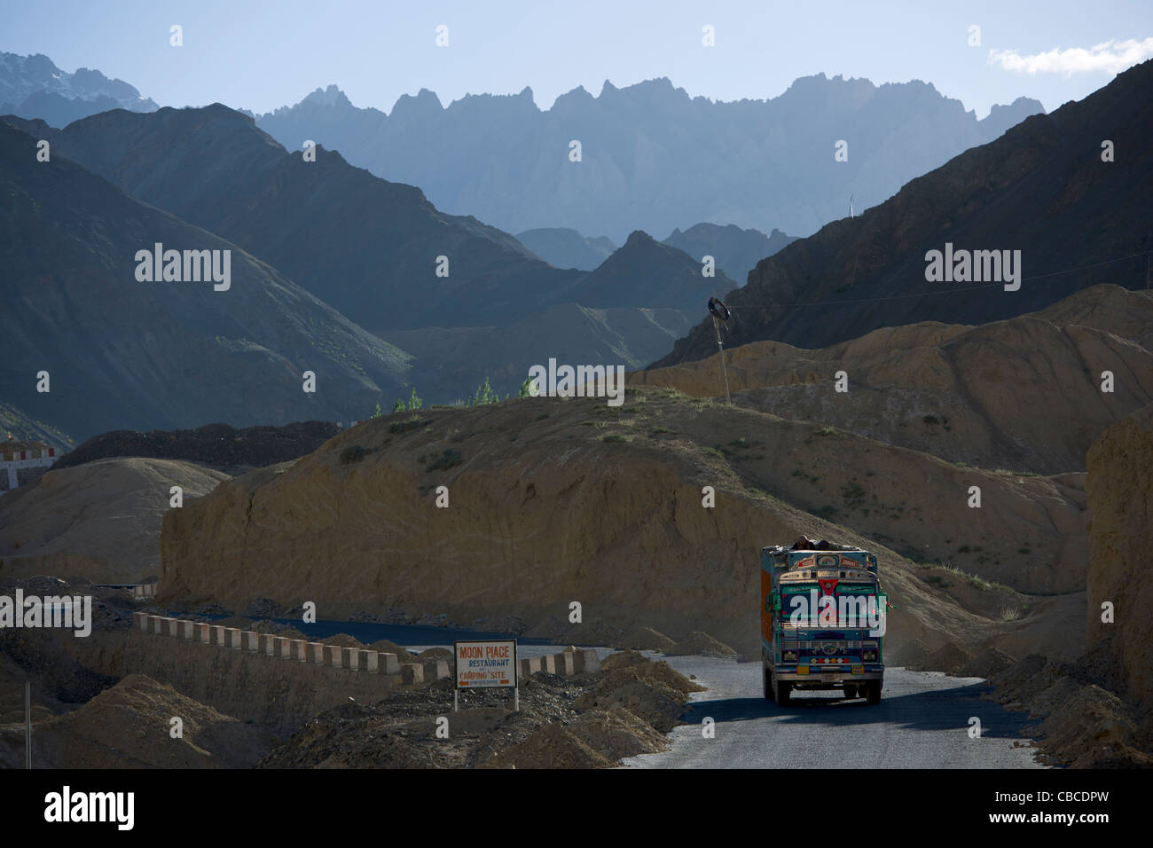 Dekorierte LKW in der Nähe von Gästehaus am Highway Srinagar-Leh (Ladakh) Jammu & Kaschmir, Indien Stockfoto