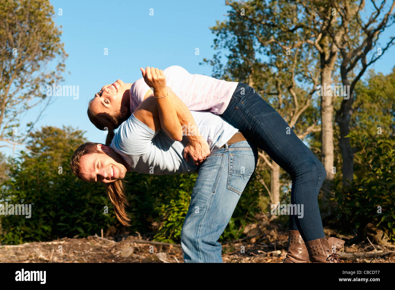 Paar spielen zusammen im park Stockfoto
