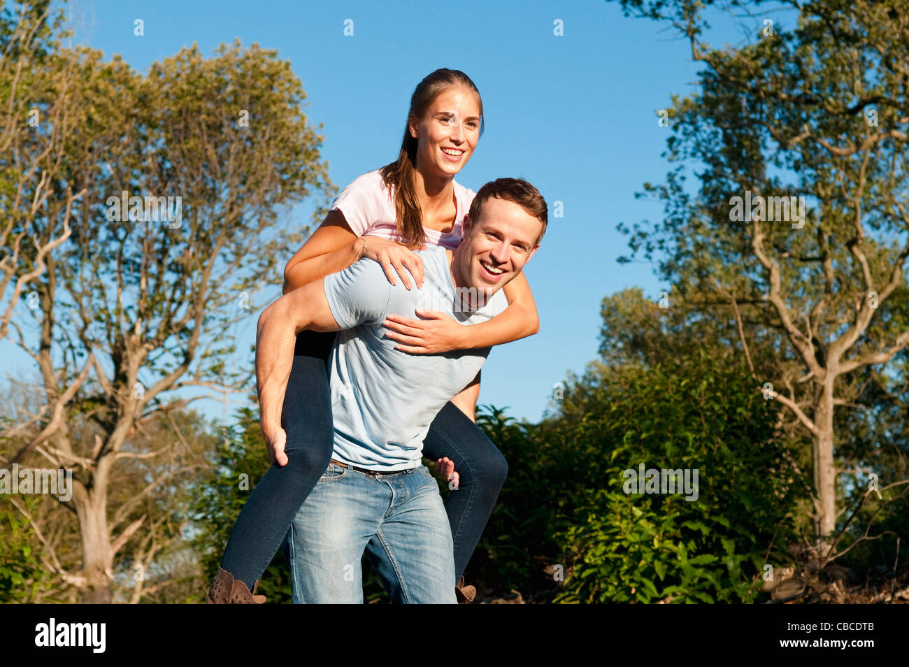 Paar spielen zusammen im park Stockfoto