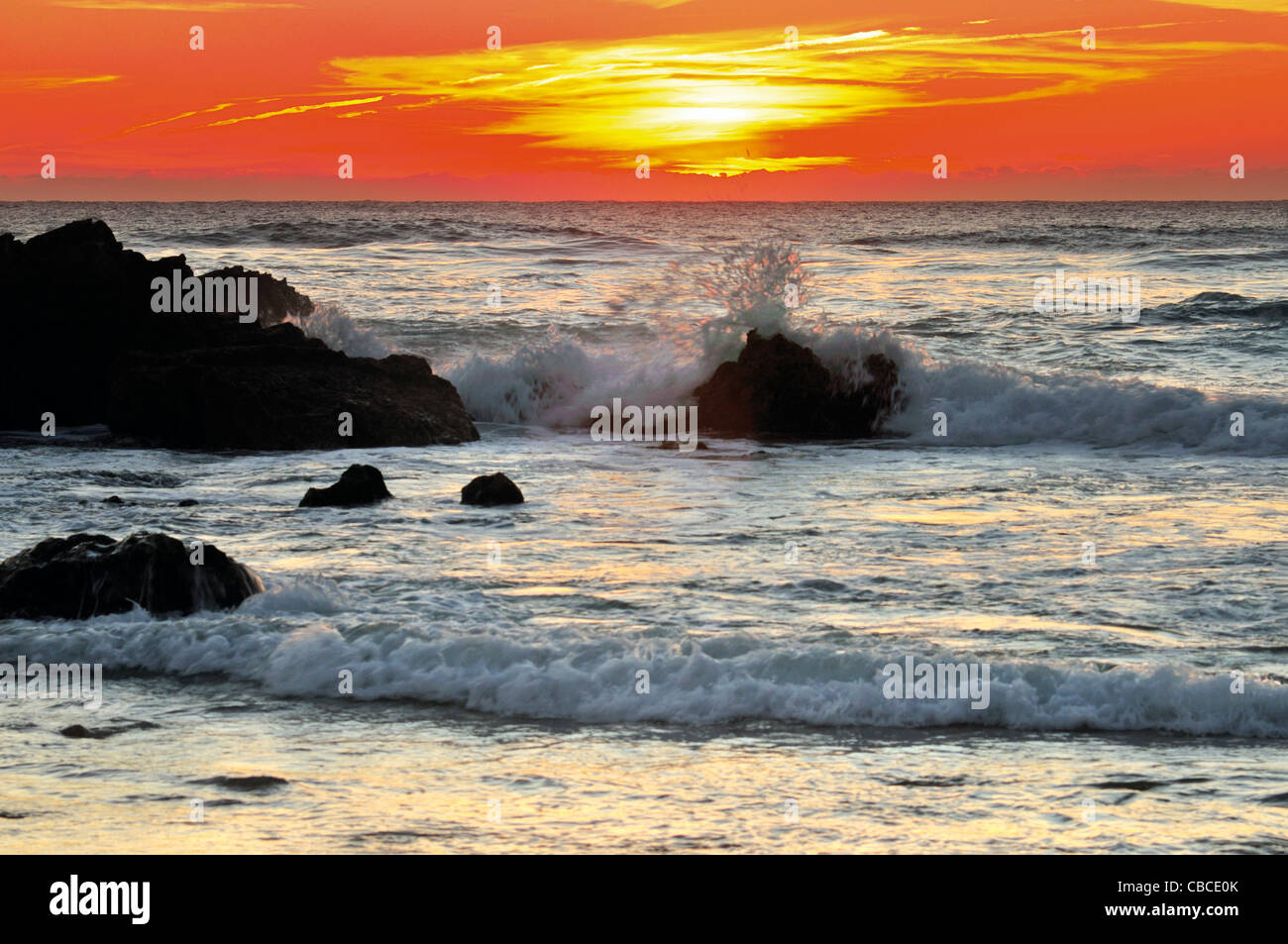 Portugal, Algarve: Wellen und Sonnenuntergang Szene am Strand Praia do Tonel in Sagres Stockfoto