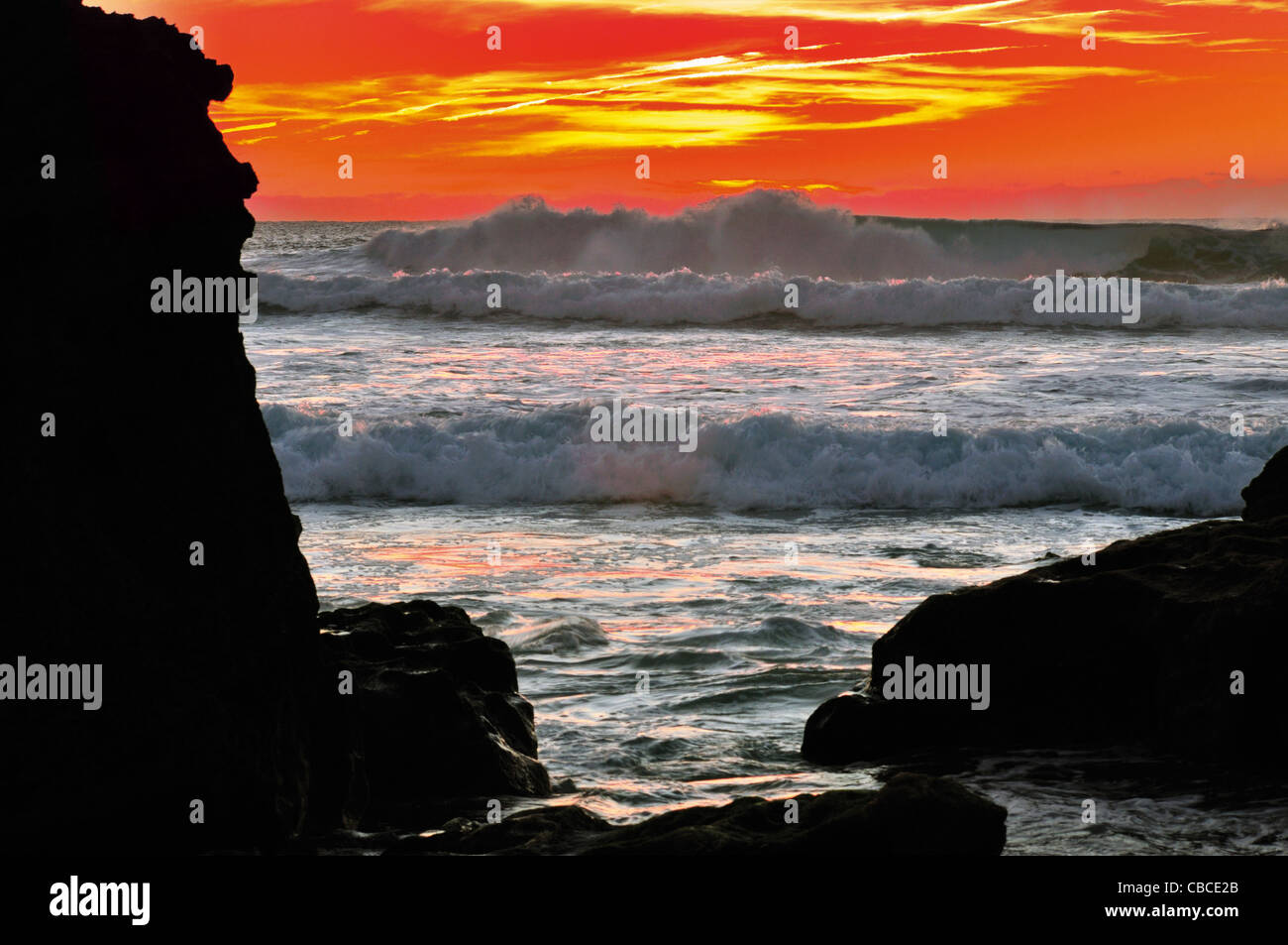 Portugal, Algarve: Wellen und Sonnenuntergang Szene am Strand Praia do Tonel in Sagres Stockfoto