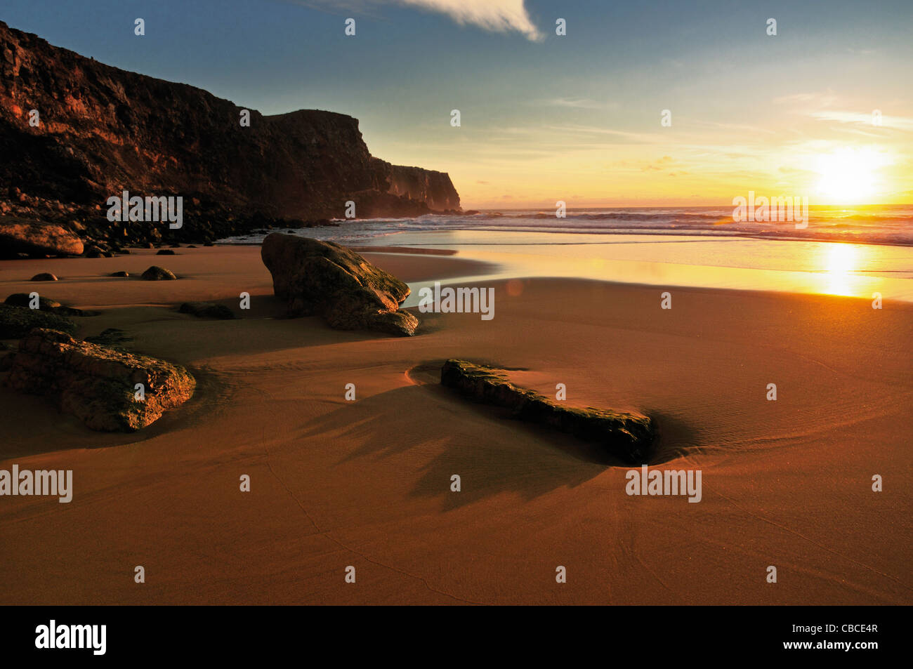 Portugal, Algarve: Romantischer Sonnenuntergang am Strand Praia do Tonel in Sagres Stockfoto