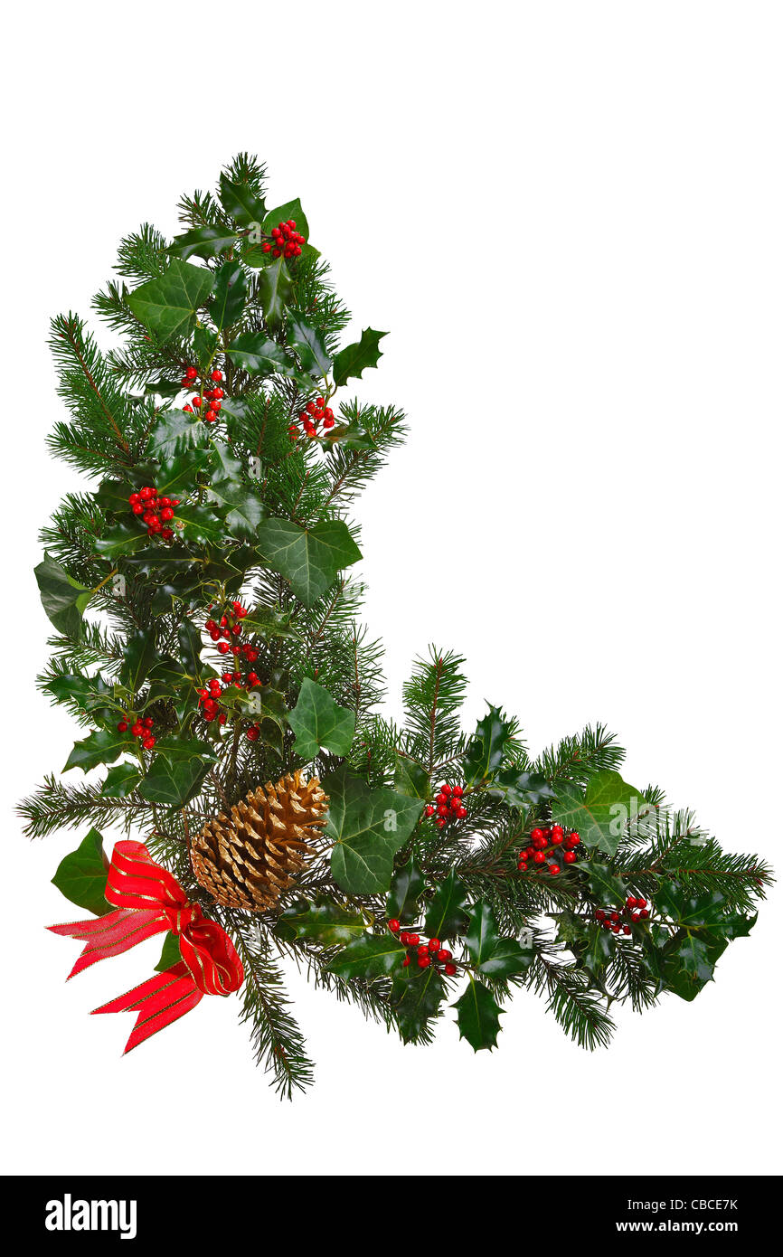 Foto von einem Weihnachtsgirlande in L-Form mit Holly, rote Beeren, Efeu, Fichte, Tannenzapfen und einer roten Schleife. Stockfoto