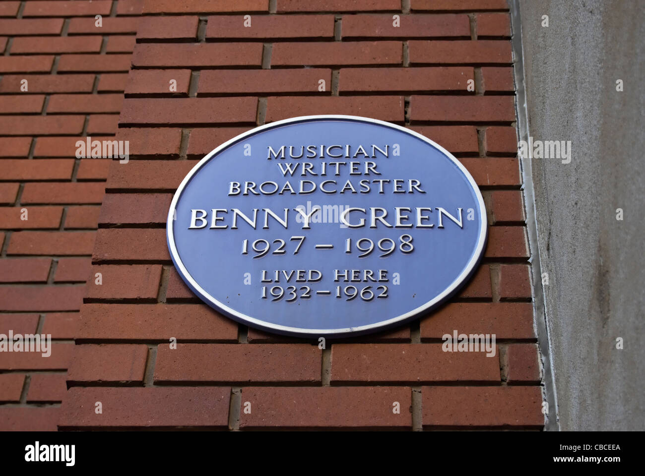 blaue Plakette markiert eine Heimat der Musiker, Autor und Kommentator Benny green, London, england Stockfoto