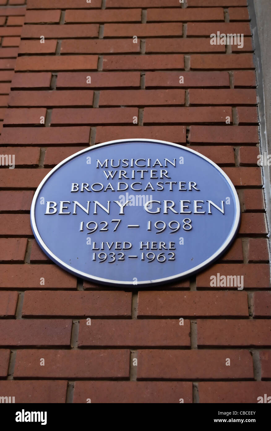 blaue Plakette markiert eine Heimat der Musiker, Autor und Kommentator Benny green, London, england Stockfoto