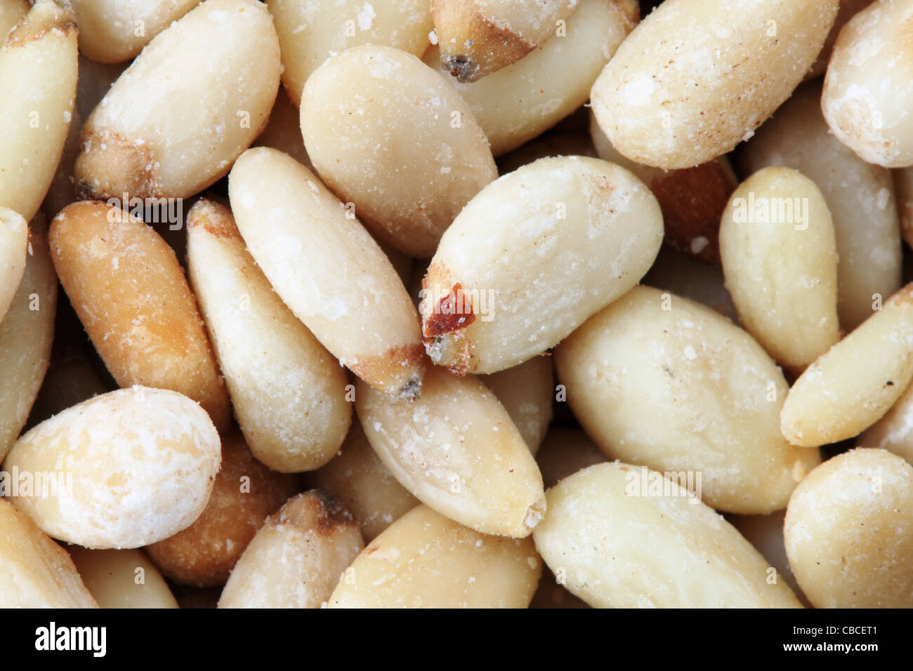 Makro-Hintergrundbild geschälten und gerösteten Pinienkernen Stockfoto