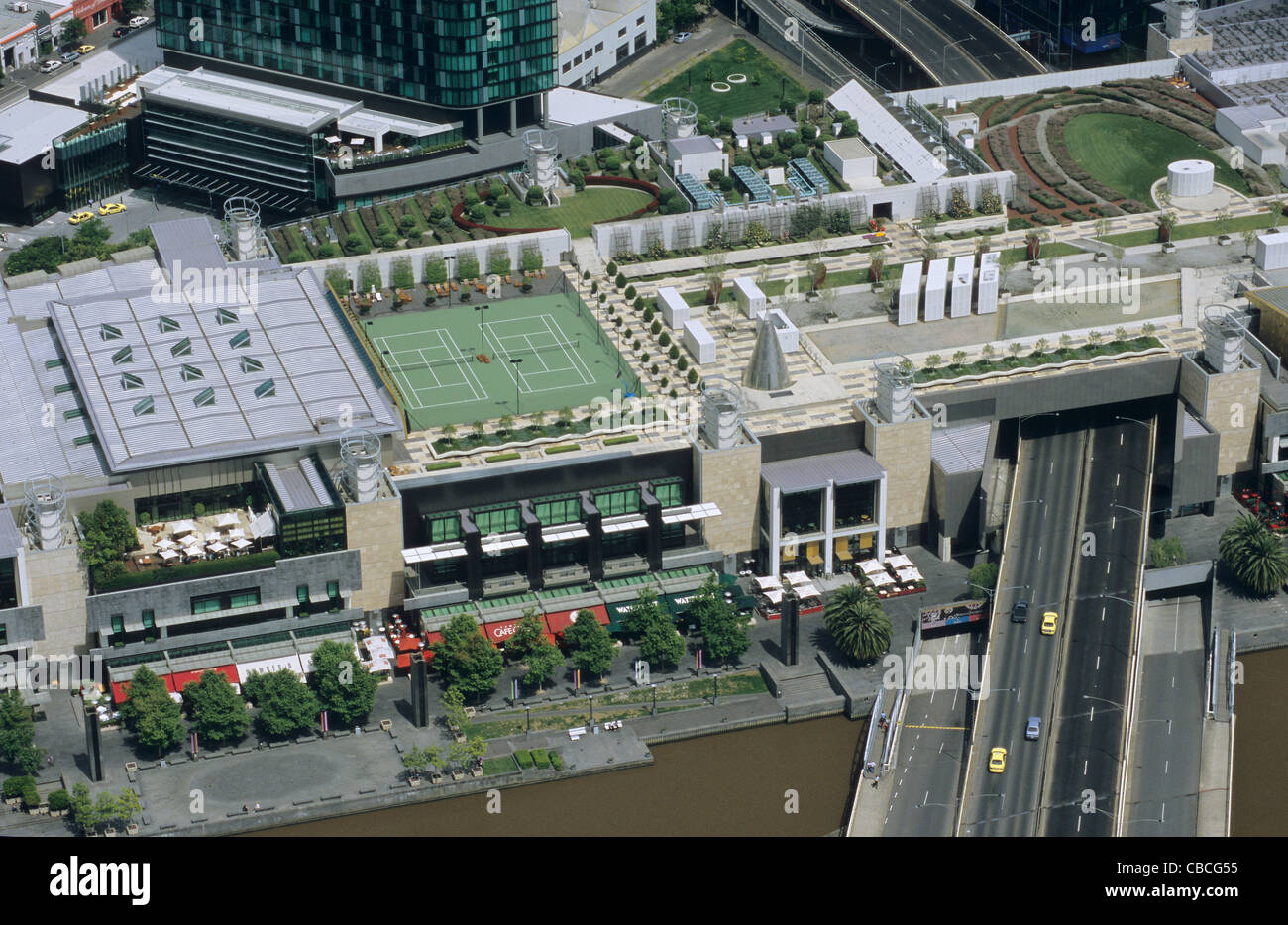 Könige Weg Autobahn überqueren Yarra River Promenade mit Tennis Dach Gericht & Restaurant, Southbank, Melbourne, Victoria, Australien Stockfoto