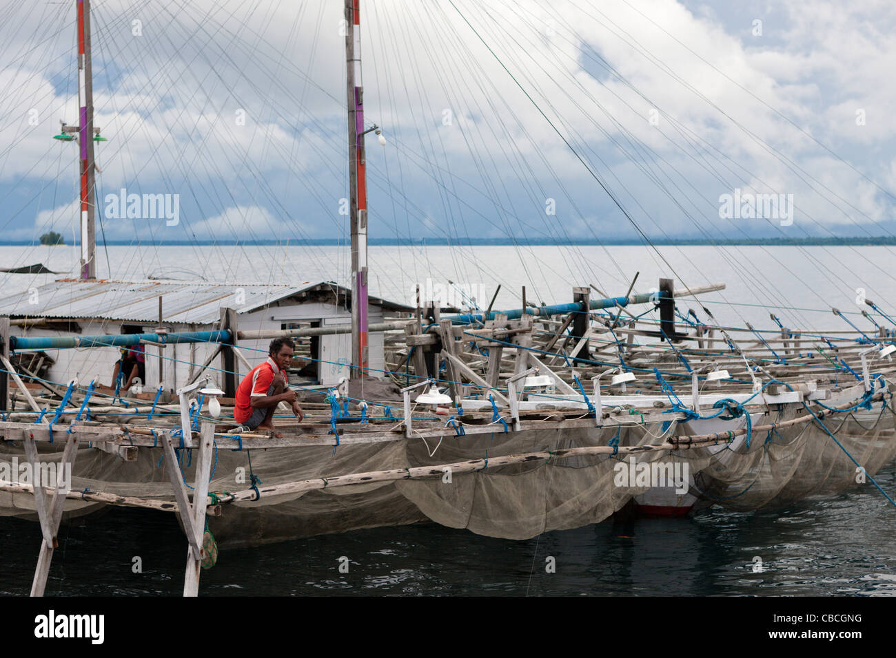 Angeln-Plattform namens Bagan, Cenderawasih-Bucht, West-Papua, Indonesien Stockfoto