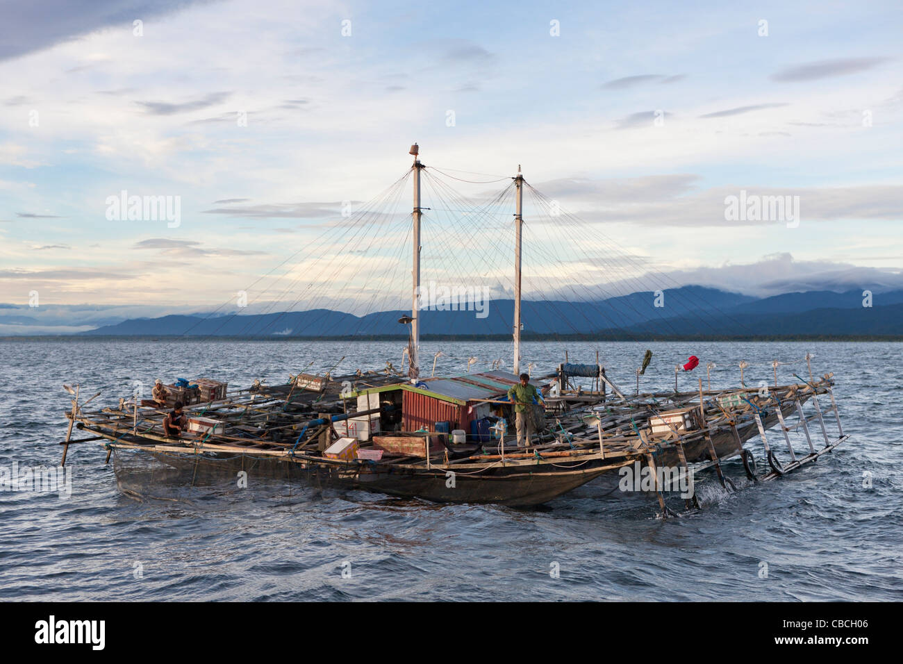 Angeln-Plattform namens Bagan, Cenderawasih-Bucht, West-Papua, Indonesien Stockfoto