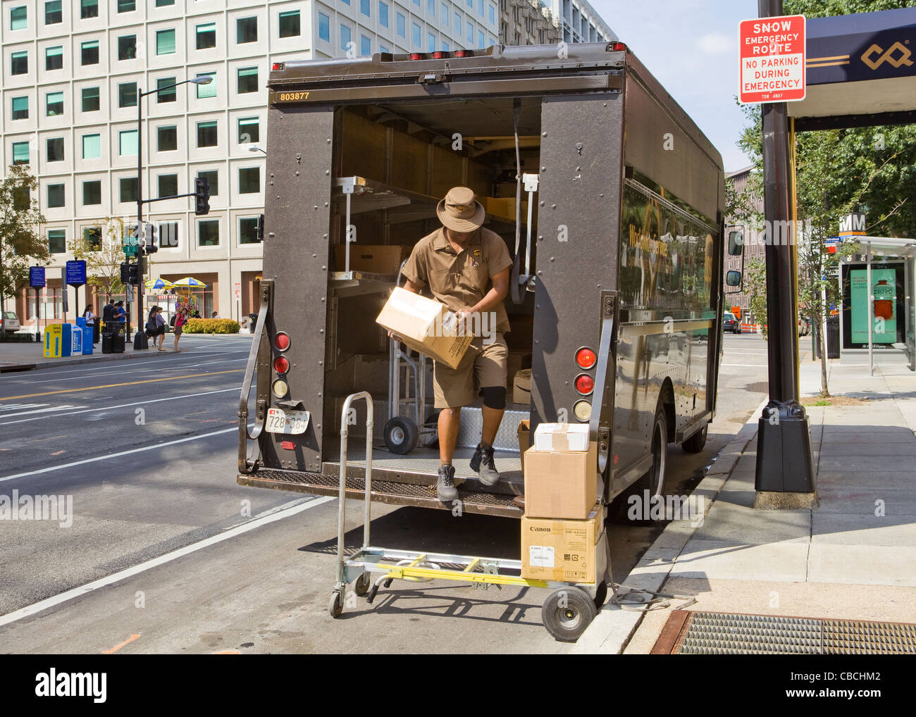 UPS Lieferung Mann entladen Pakete von LKW - Washington, DC USA Stockfoto
