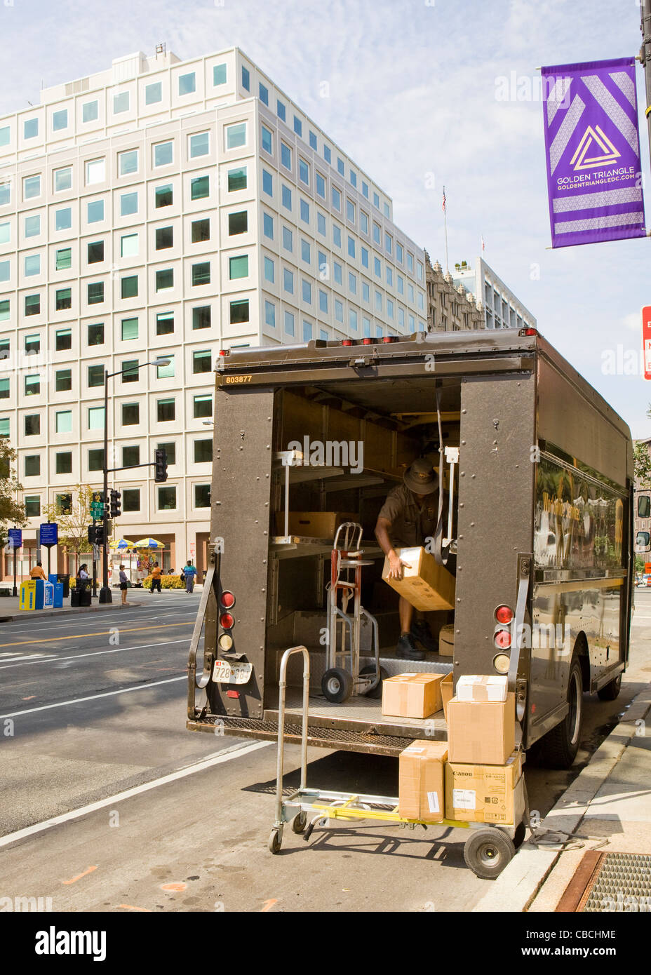 UPS Lieferung Mann entladen Pakete von LKW Stockfoto