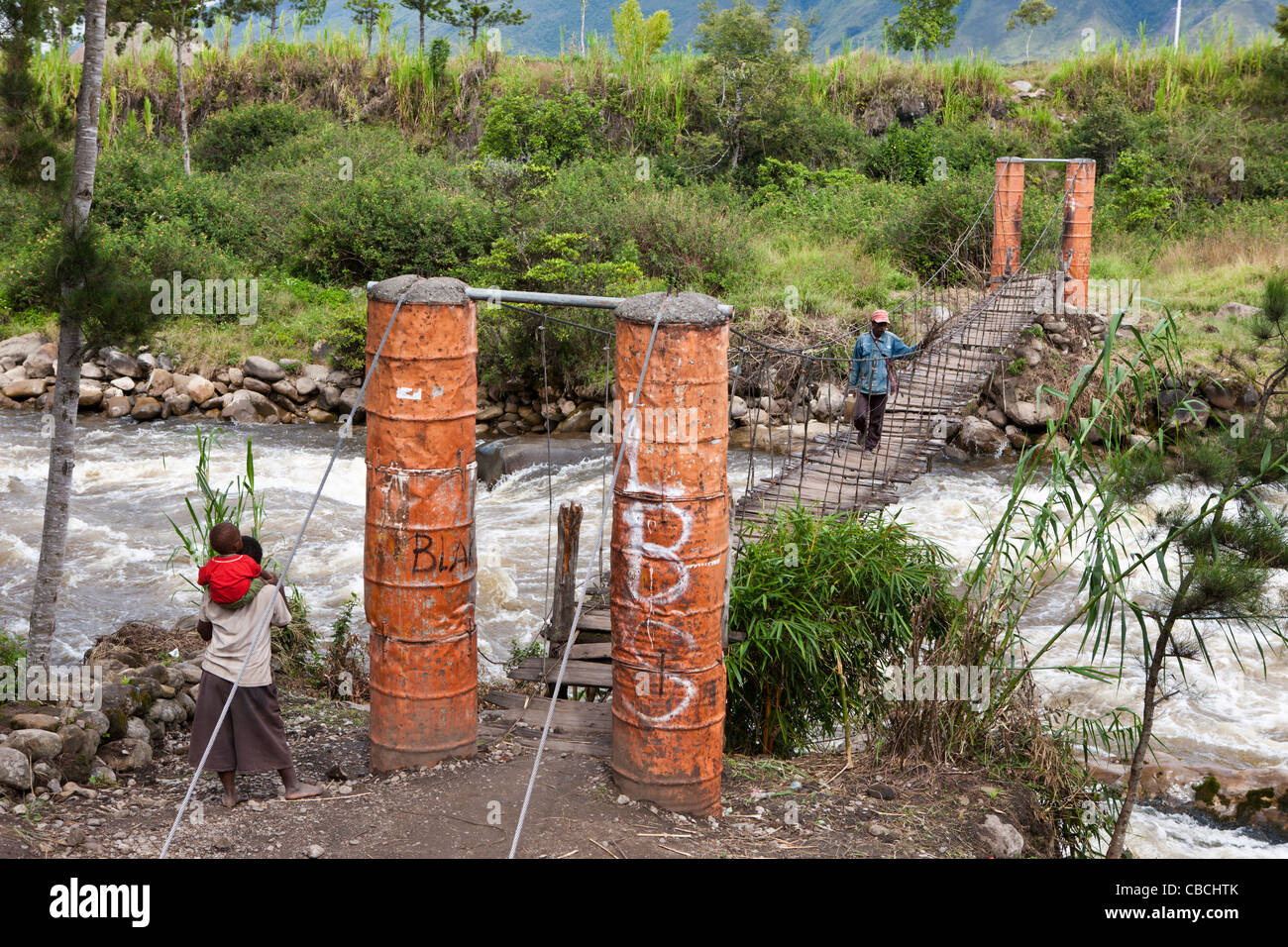 Hängebrücke über den Fluss Wamena, Baliem Tal, West-Papua, Indonesien Stockfoto