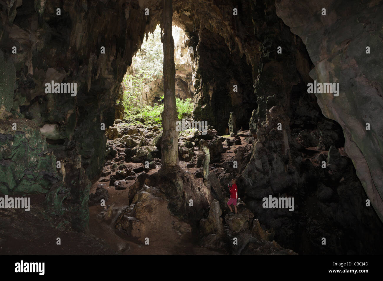 Tourist in Kotilola Höhle, Baliem-Tal, West-Papua, Indonesien Stockfoto