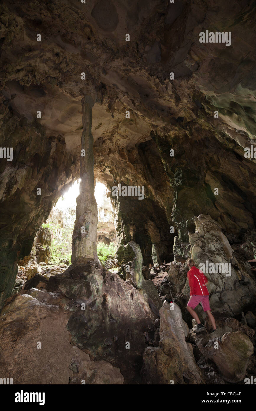 Tourist in Kotilola Höhle, Baliem-Tal, West-Papua, Indonesien Stockfoto