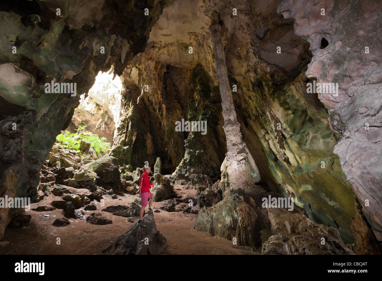 Tourist in Kotilola Höhle, Baliem-Tal, West-Papua, Indonesien Stockfoto