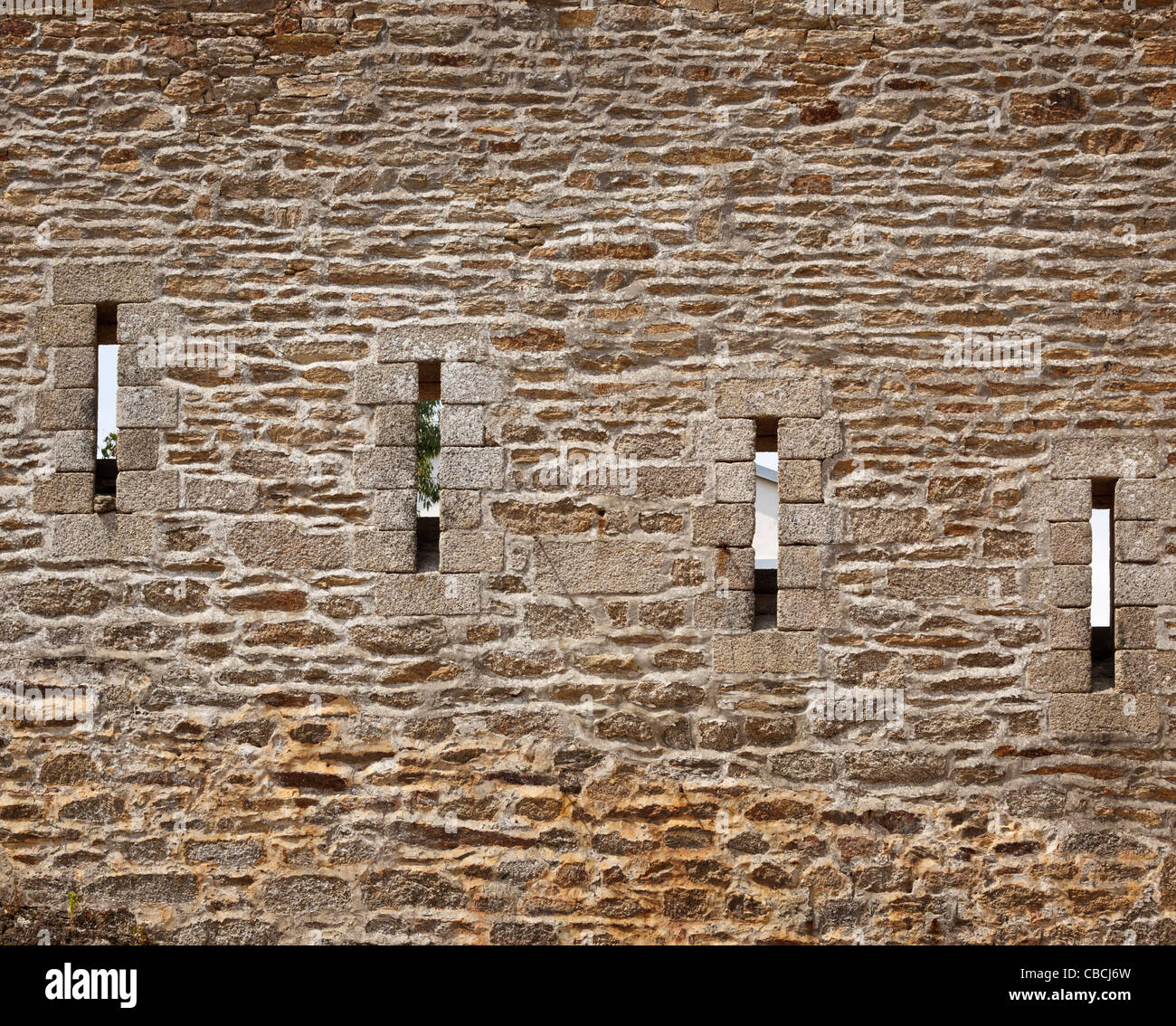 Schießscharten in Burgmauern Stockfoto
